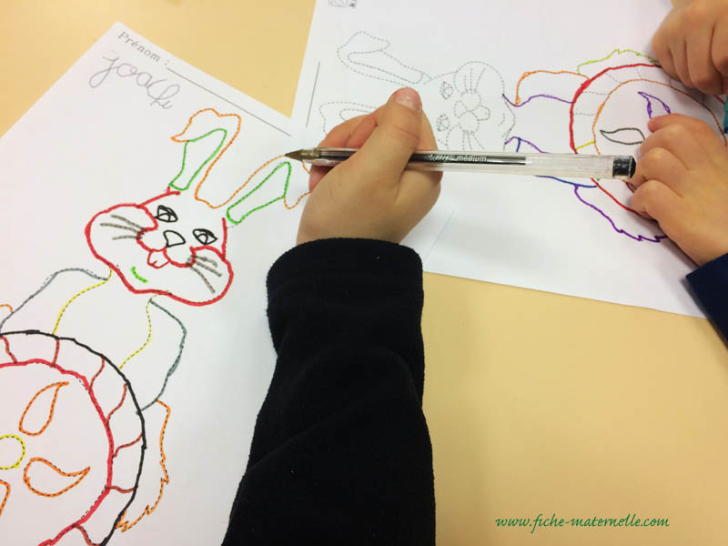Repasser les pointills qui dessinent le lapin de Roule Galette